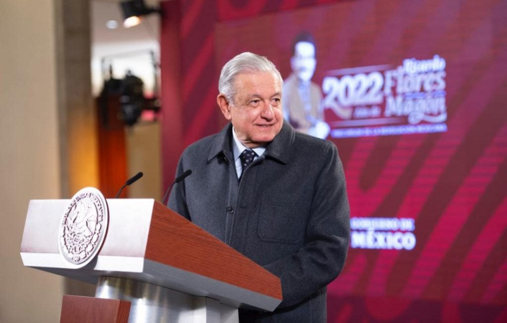 Se burlan del Vaporub pero sí ayuda, afirma López Obrador
