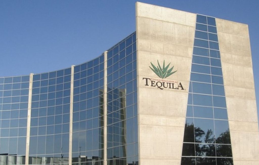 Tequileros exportan 930 mil litros diarios